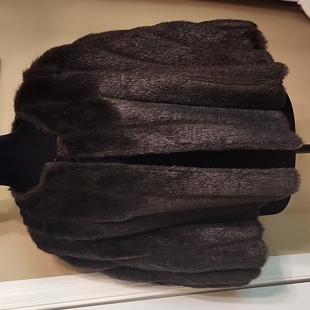 A short cape dark brown